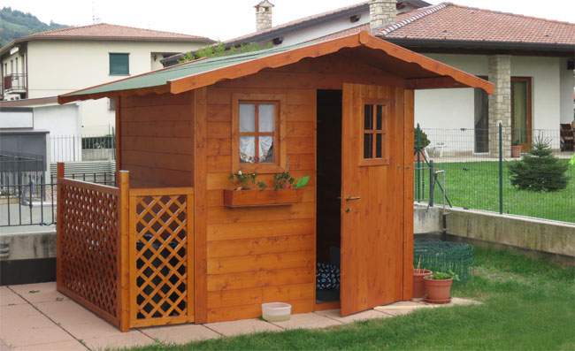 Casetta in legno con pannelli esterni, porta e finestra Casetta in legno con pannelli esterni, porta e finestra