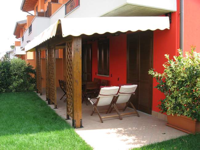 Pergolato con muro rosso Pergolato con muro rosso
